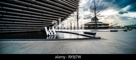 Das Äußere des V&A design museum in Dundee, Schottland. Das Gebäude befindet sich am Ufer des Flusses Tay neben dem Schiff RSS Discovery gelegen. Stockfoto