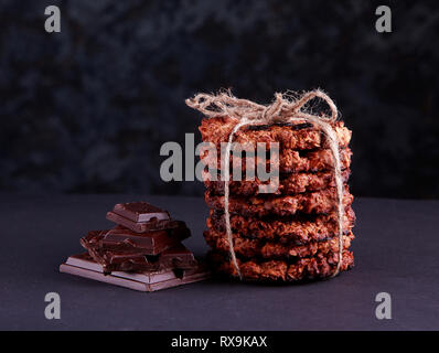 Close-up von Cookies mit Schokolade auf Tisch Stockfoto