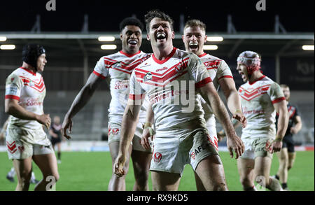 St Helens Heiligen Lachlan Coote (Mitte) feiert seinen Versuchen gegen London Broncos, während der Betfred Super League Match an der völlig Gottlosen Stadion, St Helens. Stockfoto