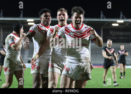 St Helens Heiligen Lachlan Coote (rechts) feiert seinen Versuchen gegen London Broncos, während der Betfred Super League Match an der völlig Gottlosen Stadion, St Helens. Stockfoto