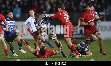 Die Badewanne Tom Ellis wird durch Sarazenen Alex Lozowski und Alex Goode während der gallagher Premiership Gleiches an der Recreation Ground, Badewanne in Angriff genommen. Stockfoto