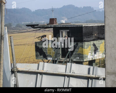 DMZ, Südkorea. Oktober 2012: Koreanische Wachsoldaten in der DMZ aus Südkorea Seite gesehen Stockfoto