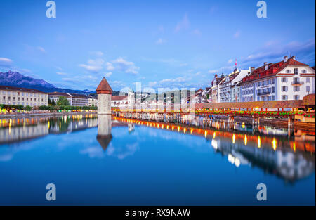 Malerische Altstadt von Luzern mit berühmten Gebäuden und den Vierwaldstättersee (floralpina), Kanton Luzern, Schweiz Stockfoto