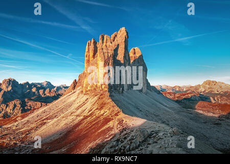 Sommer Sonnenaufgang auf die Drei Zinnen in den Dolomiten Nationalpark, Italien Stockfoto