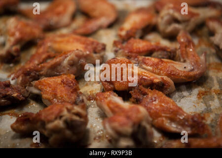 Geflügel essen Knusprig gebackene Chicken Wings in Pan Stockfoto