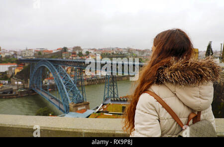 Ansicht der Rückseite des junge Backpacker Frau genießen Porto Anblick im Winter, Portugal Stockfoto