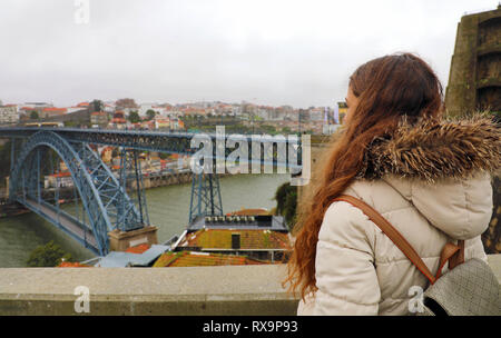 Ansicht der Rückseite des junge Backpacker Frau genießen Porto Anblick im Winter, Portugal Stockfoto