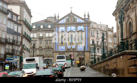 PORTO, PORTUGAL - Januar 31, 2019: Saint Anthony's und Congregados Kirche Sao Bento Bahnhof in Porto, Portugal Stockfoto