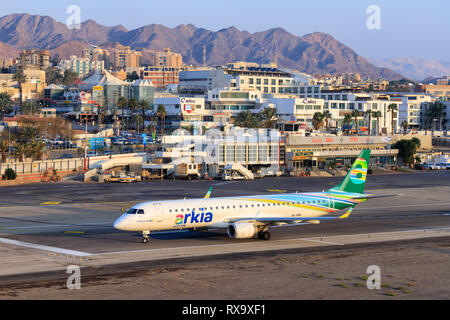 Eilat, Israel - 24. Februar 2019: Arkia Embraer ERJ-195 AR am alten Eilat International Airport. Stockfoto