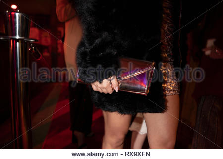 Close up Junge holding Frau Kupplung Geldbeutel im Nachtclub Warteschlange