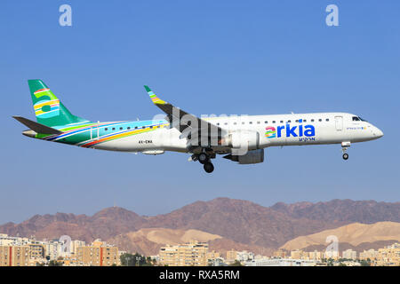 Eilat, Israel - 24. Februar 2019: Arkia Embraer ERJ-195 AR am alten Eilat International Airport. Stockfoto