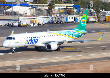 Eilat, Israel - 24. Februar 2019: Arkia Embraer ERJ-195 AR am alten Eilat International Airport. Stockfoto