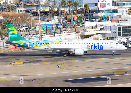 Eilat, Israel - 24. Februar 2019: Arkia Embraer ERJ-195 AR am alten Eilat International Airport. Stockfoto