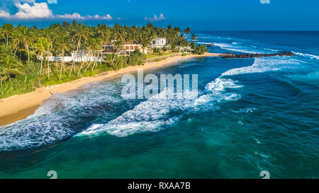 Antenne. Blick auf den Strand in Unawatuna, Sri Lanka. Stockfoto