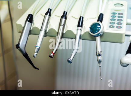 Zahnärztliche Bohrer Handstück Instrumente in der Klinik closeup Stockfoto