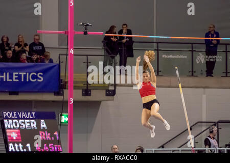 Glasgow, Schottland, Großbritannien. 3. März, 2019. Die Schweiz Angelika Moser konkurriert im Stabhochsprung der Frauen, während Tag 3 der Glasgow 2019 Europa Stockfoto