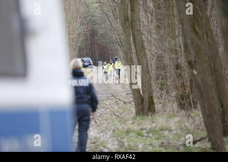 Kummersdorf Bei Storkow, Deutschland. 08 Mär, 2019. Brandenburg: Suche Betrieb der Bereitschaftspolizei mit Hunde und Hubschrauber im Wald nach dem fehlenden Rebecca aus Berlin. Die Waldfläche ist im Südosten von Berlin in der Nähe von Storkow. Die 15-jährige Studentin fehlt seit dem 18. Februar 2019. Quelle: Simone Kuhlmey/Pacific Press/Alamy leben Nachrichten Stockfoto