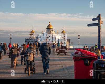 Eastbourne ist ein Badeort an der englischen Südostküste. An der Küste sind viktorianische Hotels aus dem 19. Jahrhundert Eastbourne Pier und einen 1930er Jahre Musikpavillon Stockfoto