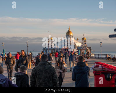 Eastbourne ist ein Badeort an der englischen Südostküste. An der Küste sind viktorianische Hotels aus dem 19. Jahrhundert Eastbourne Pier und einen 1930er Jahre Musikpavillon Stockfoto