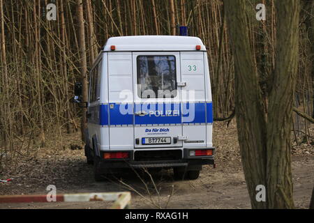 Kummersdorf Bei Storkow, Deutschland. 08 Mär, 2019. Brandenburg: Suche Betrieb der Bereitschaftspolizei mit Hunde und Hubschrauber im Wald nach dem fehlenden Rebecca aus Berlin. Die Waldfläche ist im Südosten von Berlin in der Nähe von Storkow. Die 15-jährige Studentin fehlt seit dem 18. Februar 2019. Quelle: Simone Kuhlmey/Pacific Press/Alamy leben Nachrichten Stockfoto