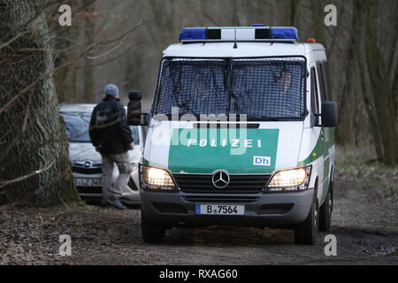 Kummersdorf Bei Storkow, Deutschland. 08 Mär, 2019. Brandenburg: Suche Betrieb der Bereitschaftspolizei mit Hunde und Hubschrauber im Wald nach dem fehlenden Rebecca aus Berlin. Die Waldfläche ist im Südosten von Berlin in der Nähe von Storkow. Die 15-jährige Studentin fehlt seit dem 18. Februar 2019. Quelle: Simone Kuhlmey/Pacific Press/Alamy leben Nachrichten Stockfoto