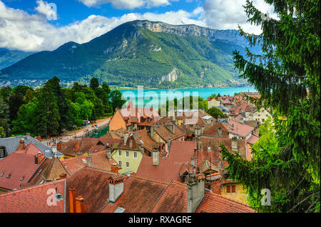 Stadt und See von Annecy gesehen von Chateau d'Annecy, Annecy, Haute-Savoie, Auvergne-Rh ône-Alpes, Frankreich Stockfoto