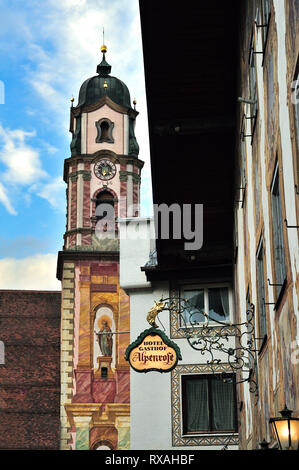 Mittenwald mit Kirche St. Peter und Paul, Bayern, Deutschland Stockfoto