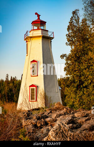 Historischen Leuchtturm (1881), die sich an Stelle der großen Wanne Hafen in Tobermory, Teil der Bruce Peninsula National Park, Georgian Bay, Ontario, Kanada Stockfoto