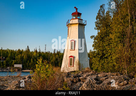 Historischen Leuchtturm (1881), die sich an Stelle der großen Wanne Hafen in Tobermory, Teil der Bruce Peninsula National Park, Georgian Bay, Ontario, Kanada Stockfoto