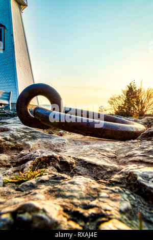 Diese riesigen dock Ring (ca. Ende 1800) ist in die kalksteinschichten montiert und wurde verwendet, Segeln und Dampf schiffe festmachen, wenn Sie Zuflucht vor Stürmen im See, Tobermory, Ontario, Kanada Stockfoto