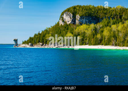 Große "Blumentopf" (Meer stack) vom Wasser aus gesehen, Blumentopf Insel, Fathom Five National Marine Park, Ontario, Kanada Stockfoto