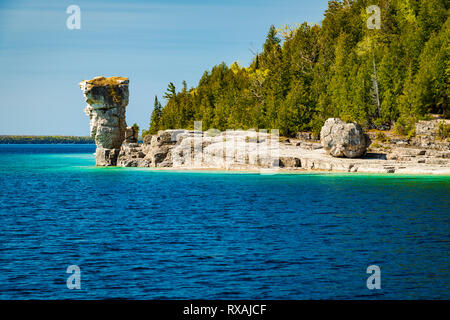 Große "Blumentopf" (Meer stack) vom Wasser aus gesehen, Blumentopf Insel, Fathom Five National Marine Park, Ontario, Kanada Stockfoto