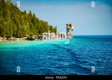 Große "Blumentopf" (Meer stack) vom Wasser aus gesehen, Blumentopf Insel, Fathom Five National Marine Park, Ontario, Kanada Stockfoto