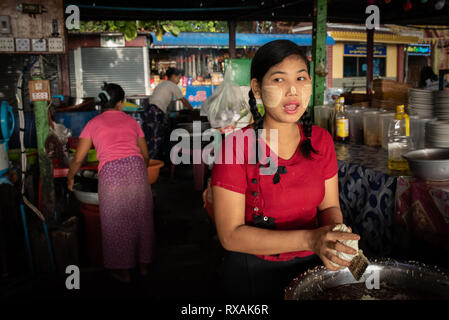 Eine burmesische Frau in ihrem Restaurant in der Nähe der U-Bein Brücke, Amarapura, Myanmar arbeiten Stockfoto