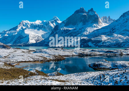 Nordenskjold See und Pehoe See mit den Cuernos und Torres del Paine schneebedeckte Gipfel im Winter, Torres del Paine Nationalpark, Patagonien, Chile. Stockfoto