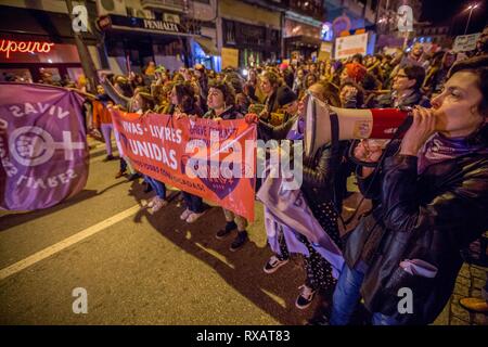 Eine Demonstrantin gesehen riefen Parolen auf ein Megaphon während des Protestes. Über dem Land Hunderttausende von Menschen marschieren auf die wichtigsten Städte gegen die jüngsten Nachrichten über häusliche Gewalt und auch die Rechte der Frauen um die Welt während die Frau Internationaler Tag 8. März 2019 in Porto, Portugal zu feiern. Stockfoto