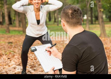 Frau tun hockt Stockfoto