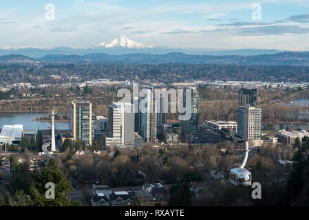 Portland aerial tram und Mt. Haube, Portland, Oregon. Stockfoto