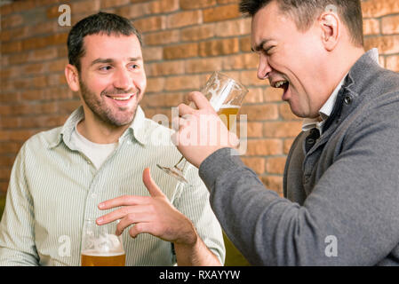 Freunde trinken Bier in einem Pub Stockfoto