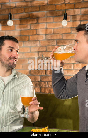 Freunde trinken Bier in einem Pub Stockfoto