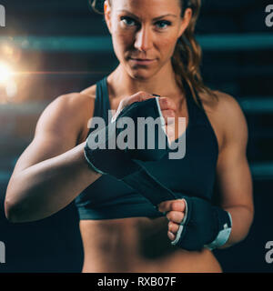 Boxerin Umhüllung Hände Stockfoto