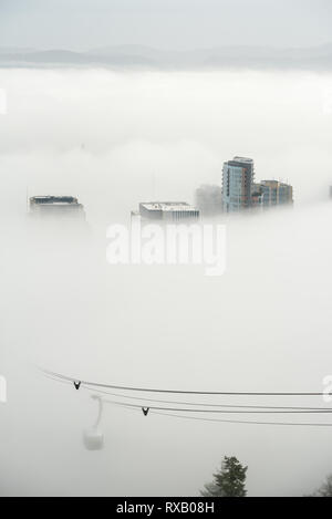 Portland aerial tram und Nebel, Portland, Oregon. Stockfoto