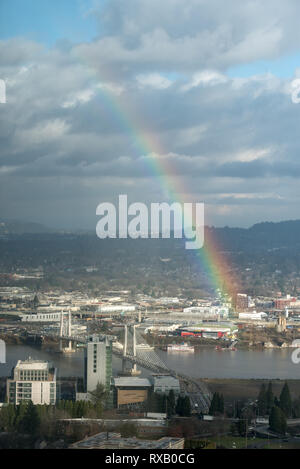 Regenbogen über Portland, Oregon. Stockfoto