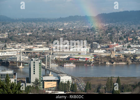 Regenbogen über den Willamette River in Portland, Oregon. Stockfoto