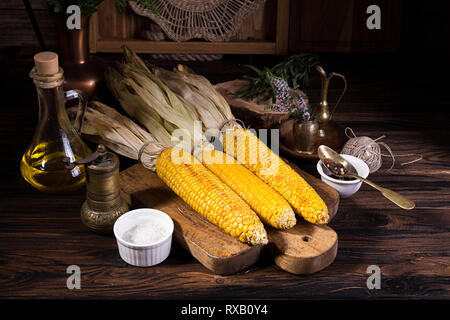 Gebackene und gegrillte Maiskolben auf Holz Schneidebrett Stockfoto