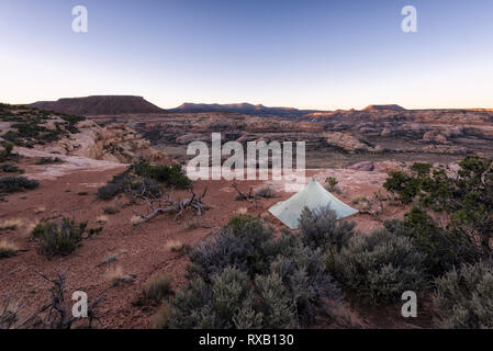 Zelt auf trockene Landschaft gegen den klaren Himmel im Canyonlands National Park bei Sonnenuntergang Stockfoto