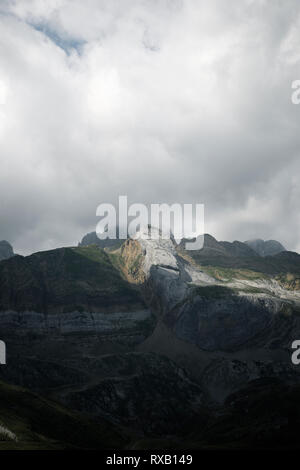 Einen malerischen Blick auf die Berge der Pyrenäen gegen bewölkter Himmel Stockfoto