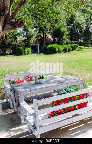 Bild des leeren Tisch im Garten des Hauses. Stockfoto