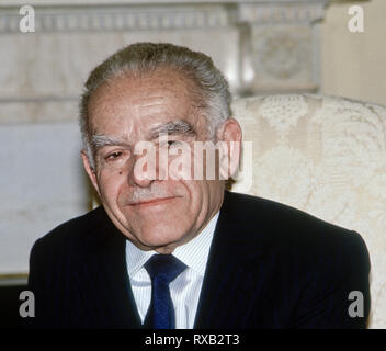 Washington, DC., USA, 16. März 1988 Yitzhak Shamir Premierminister von Israel im Oval Office des Weißen Hauses während des Treffens mit Präsident Ronald Reagan. Credit: Mark Reinstein/MediaPunch Stockfoto