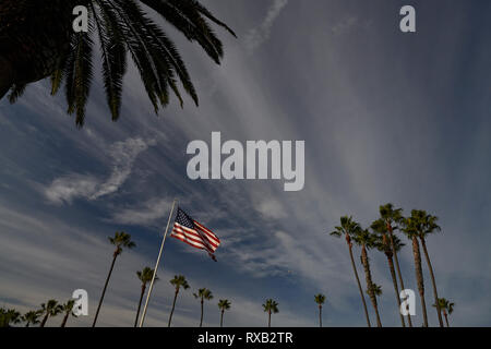 Low Angle View der amerikanischen Flagge gegen bewölkter Himmel bei Palm Springs Stockfoto